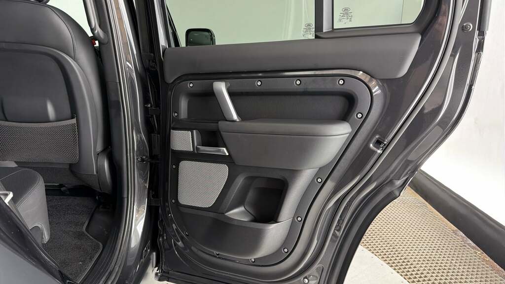 Land Rover Defender 130 X-dynamic Hse Red #56