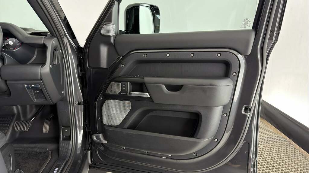 Land Rover Defender 130 X-dynamic Hse Red #57