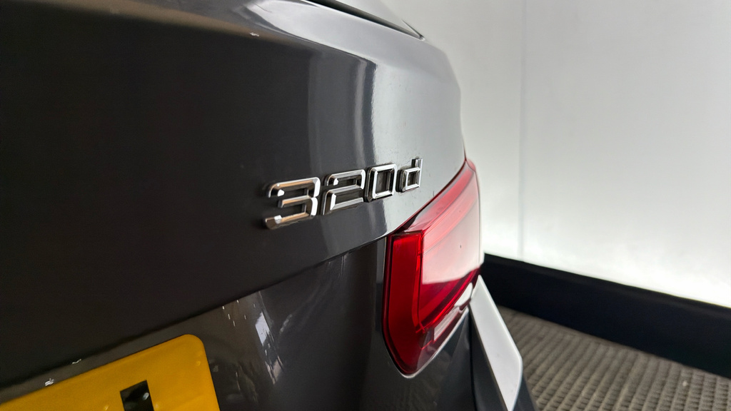 BMW 3 Series 318D Sport White #38