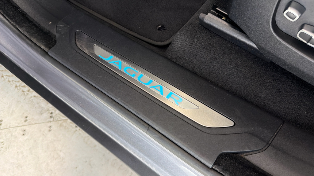 Jaguar F-Pace P250i R-dynamic S White #26