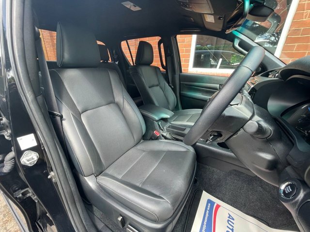Toyota HILUX D-4d Invincible X Pickup LL22AVG Black #2
