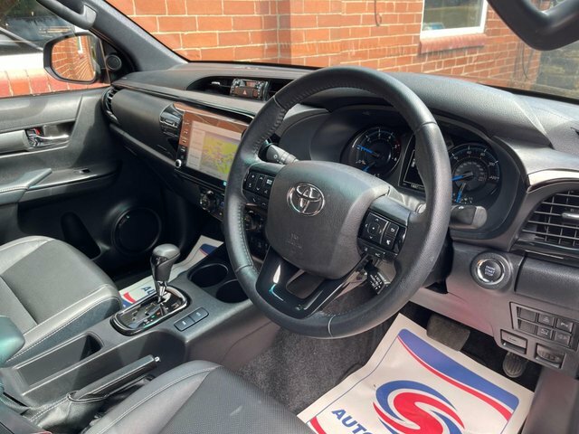 Toyota HILUX D-4d Invincible X Pickup LL22AVG Black #3