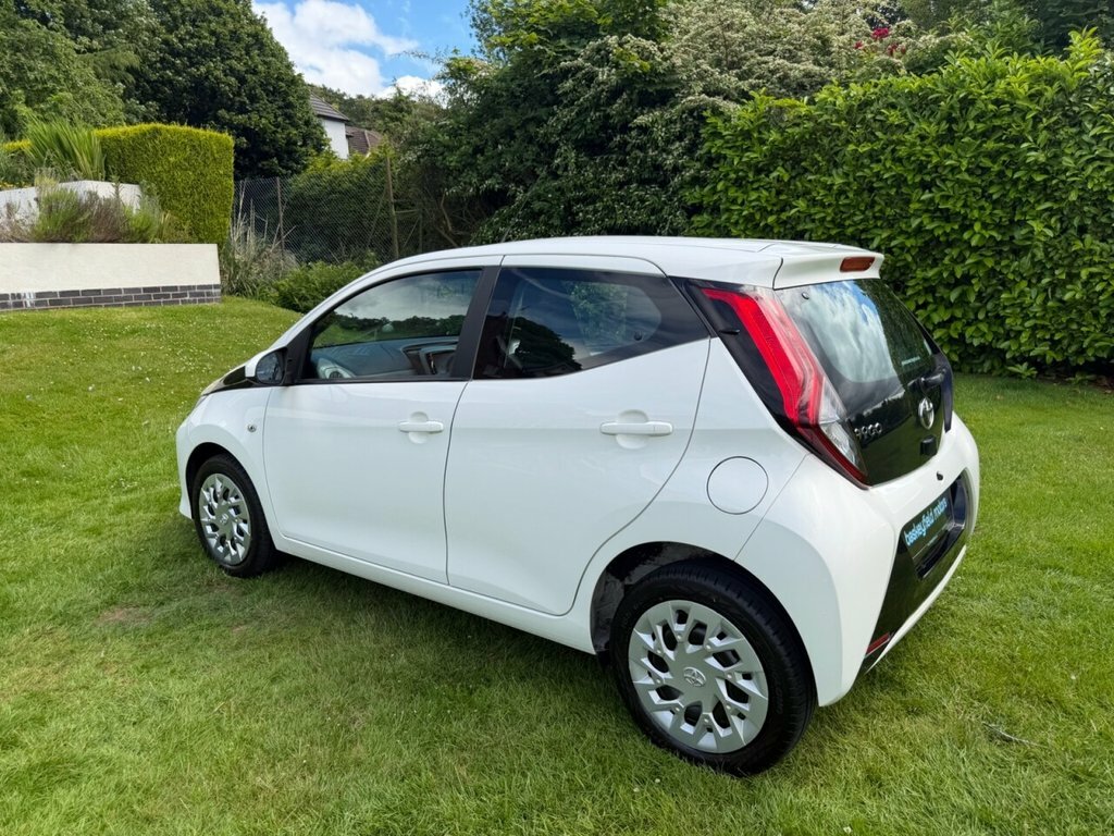 Toyota Aygo 1L X-play White #6
