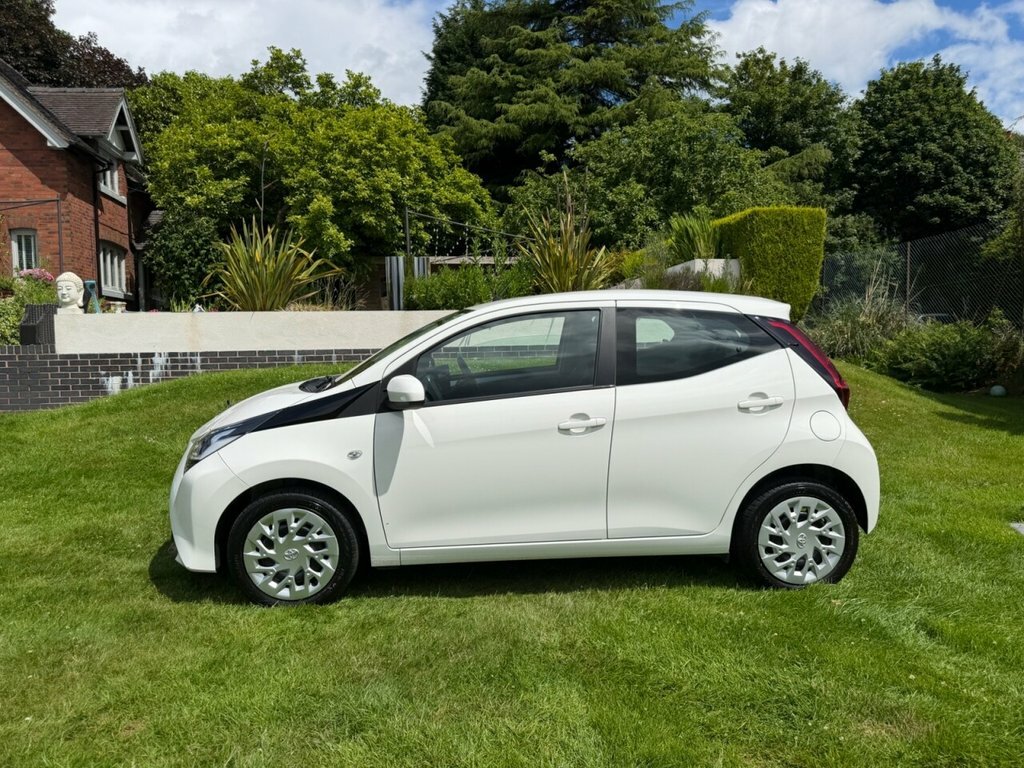 Toyota Aygo 1L X-play White #4