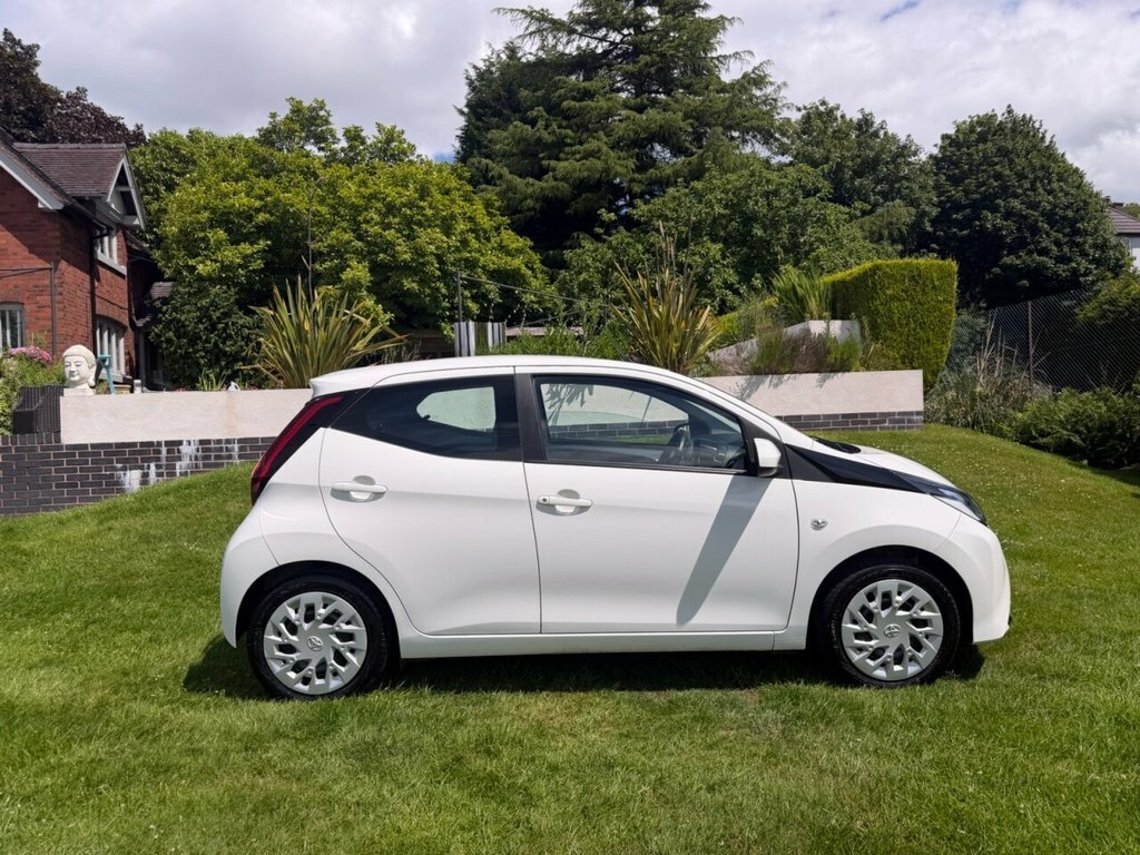 Toyota Aygo 1L X-play White #5