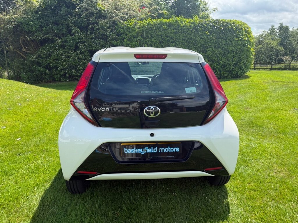 Toyota Aygo 1L X-play White #3