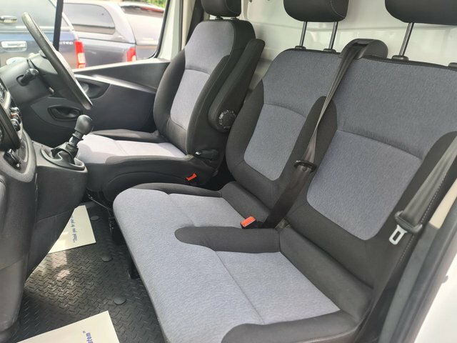 Vauxhall Vivaro Cdti 2900 Biturbo Ecotec LN18XKY White #3