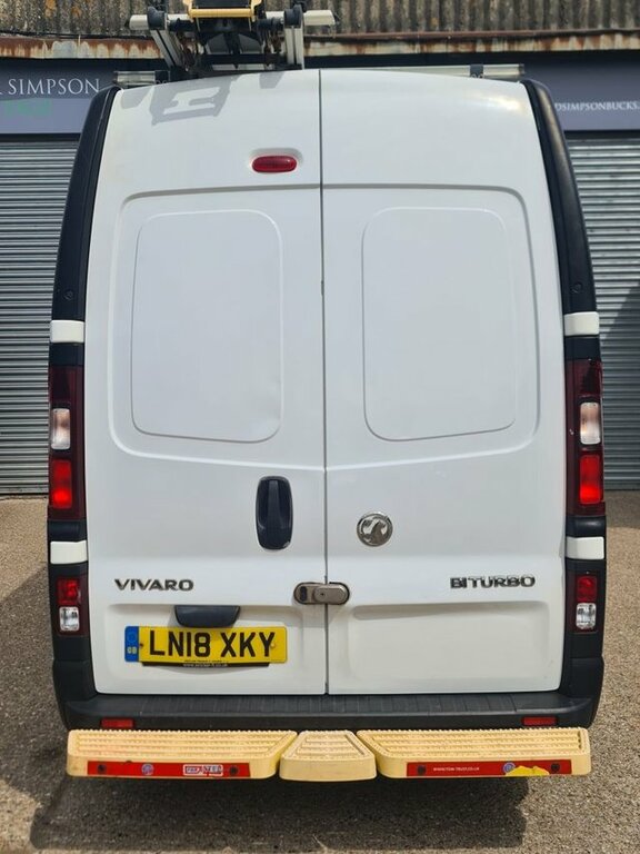 Vauxhall Vivaro Cdti 2900 Biturbo Ecotec LN18XKY White #4