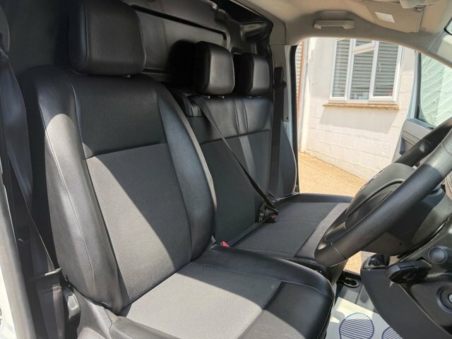 Vauxhall Vivaro Turbo D 2900 Dynamic White #3