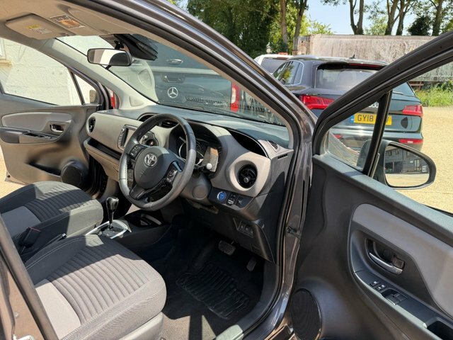 Toyota Yaris Vvt-h Icon Tech Grey #3