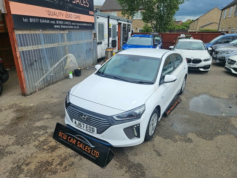 Hyundai Ioniq Premium Se White #3