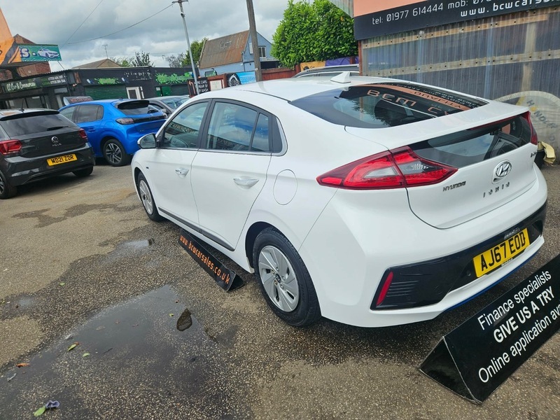 Hyundai Ioniq Premium White #8