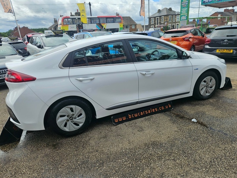 Hyundai Ioniq Premium Se White #5
