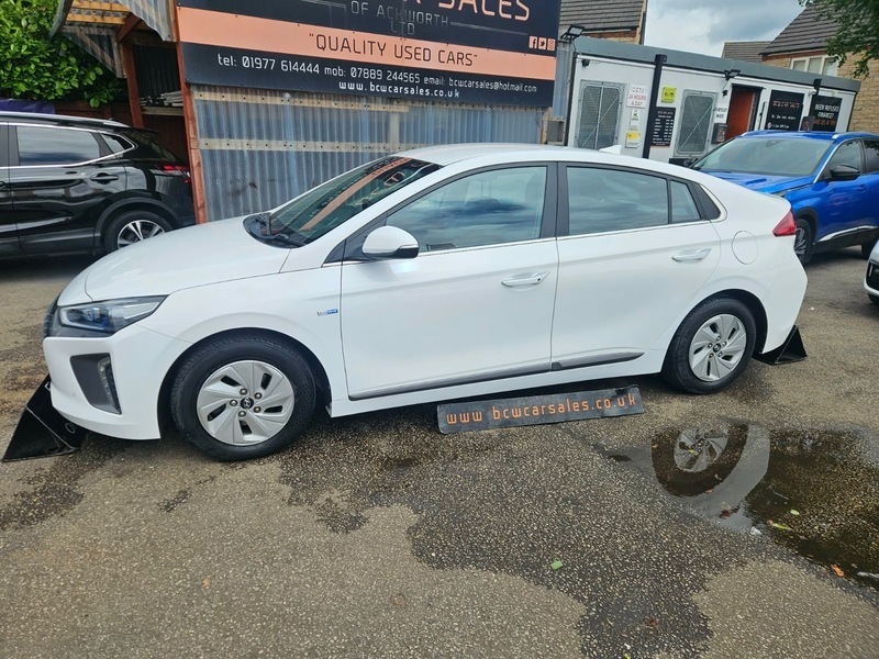 Hyundai Ioniq Premium Se White #6