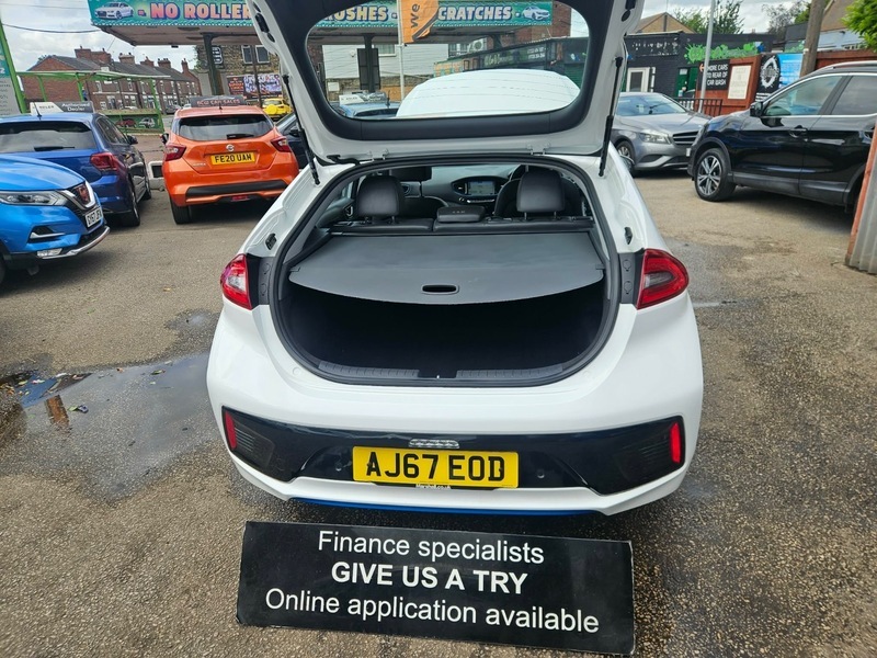 Hyundai Ioniq Premium White #30