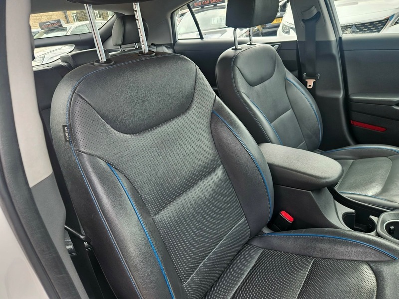 Hyundai Ioniq Premium White #22