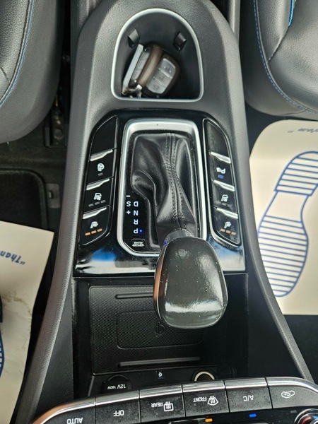 Hyundai Ioniq Premium White #12