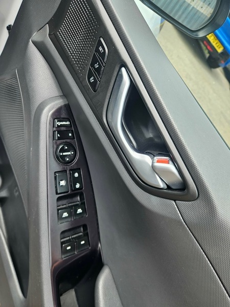 Hyundai Ioniq Premium White #26
