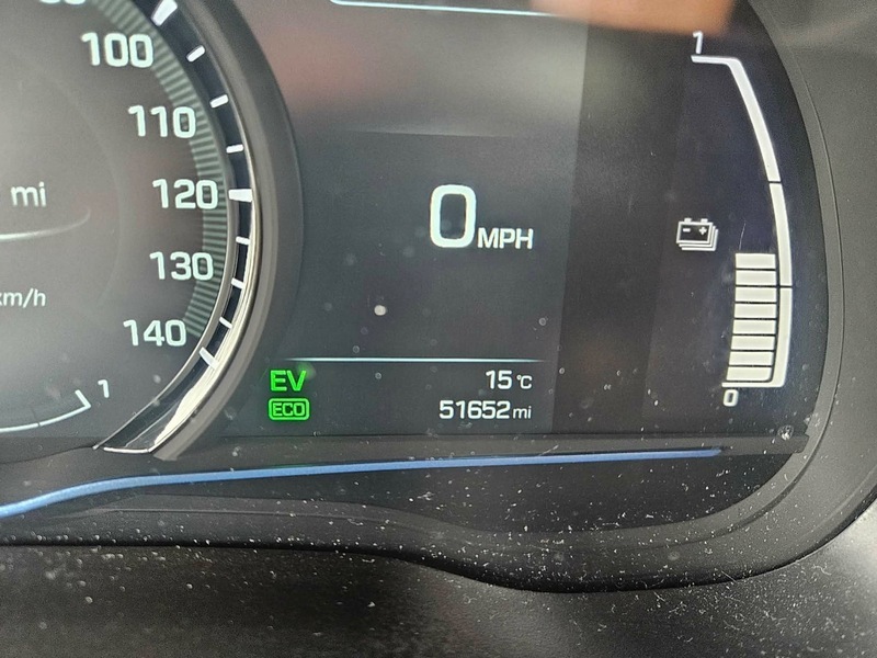 Hyundai Ioniq Premium White #31