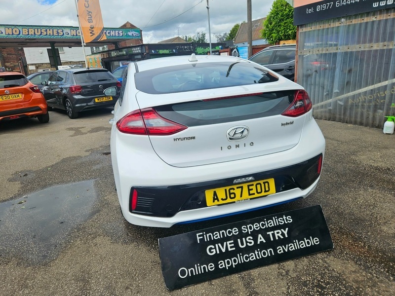 Hyundai Ioniq Premium White #9