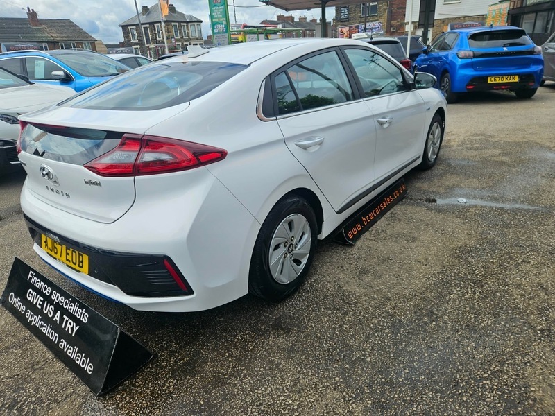 Hyundai Ioniq Premium White #7
