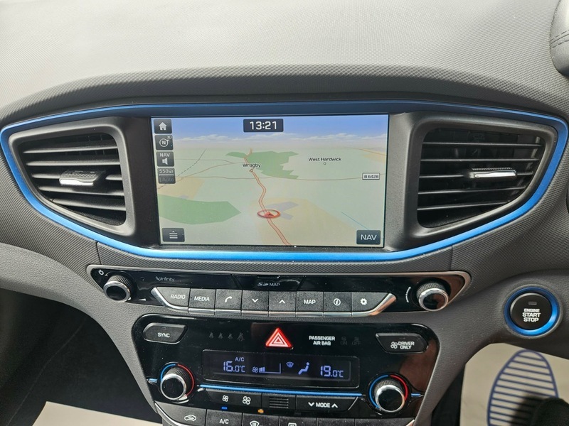 Hyundai Ioniq Premium White #17