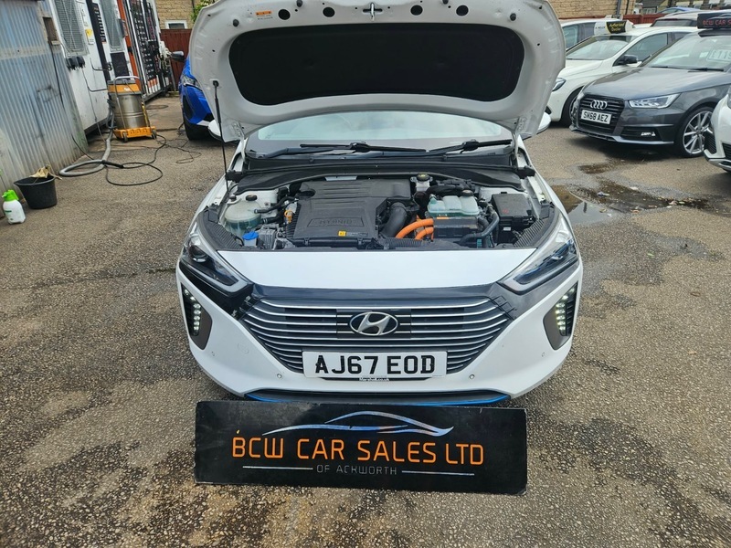 Hyundai Ioniq Premium White #28