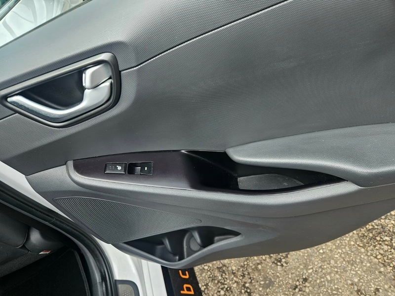 Hyundai Ioniq Premium White #27