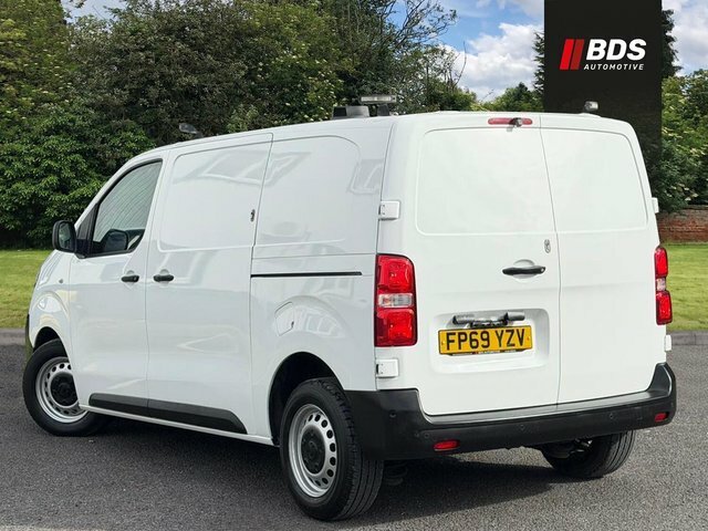 Vauxhall Vivaro Minibus Silver #15