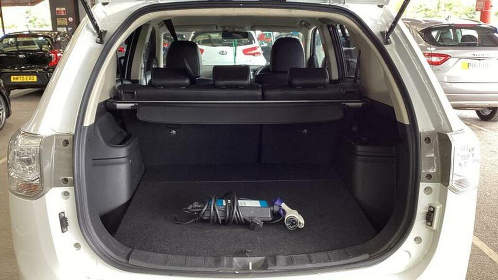 Mitsubishi Outlander 2.0 Phev Gx4h Estate White #9