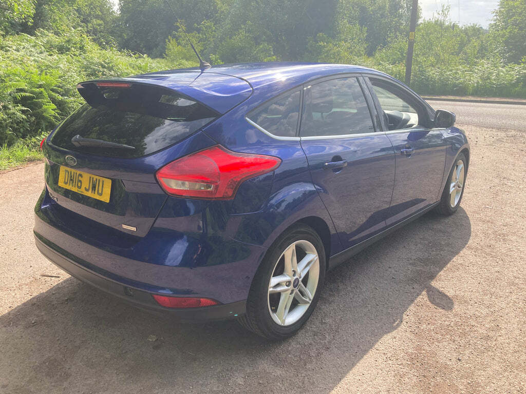 Ford Focus Sport 5-Door Black #4