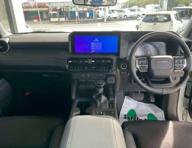 Toyota Land Cruiser 2.7 250 VX Suv White #2
