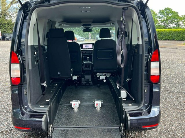 Ford Grand Tourneo Connect 2.0 Ecoblue Titanium Mpv Blue #2