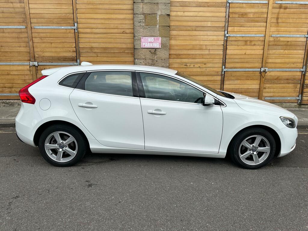 Volvo V40 Se White #3