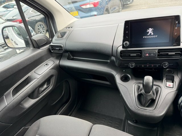 Peugeot Partner Mpv White #14