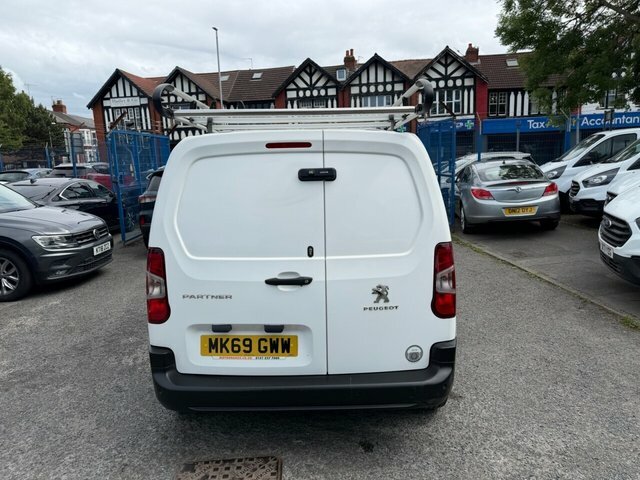 Peugeot Partner Mpv White #4