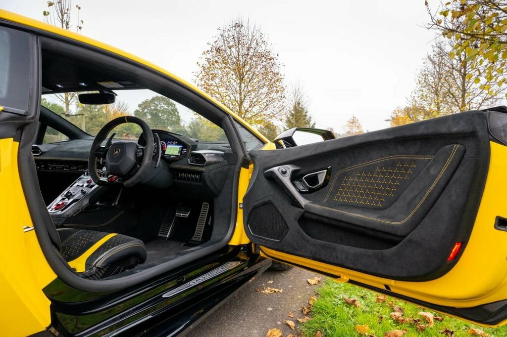 Lamborghini Huracan 2017 5.2 V10 Lp 640-4 Performante Coupe Black #4