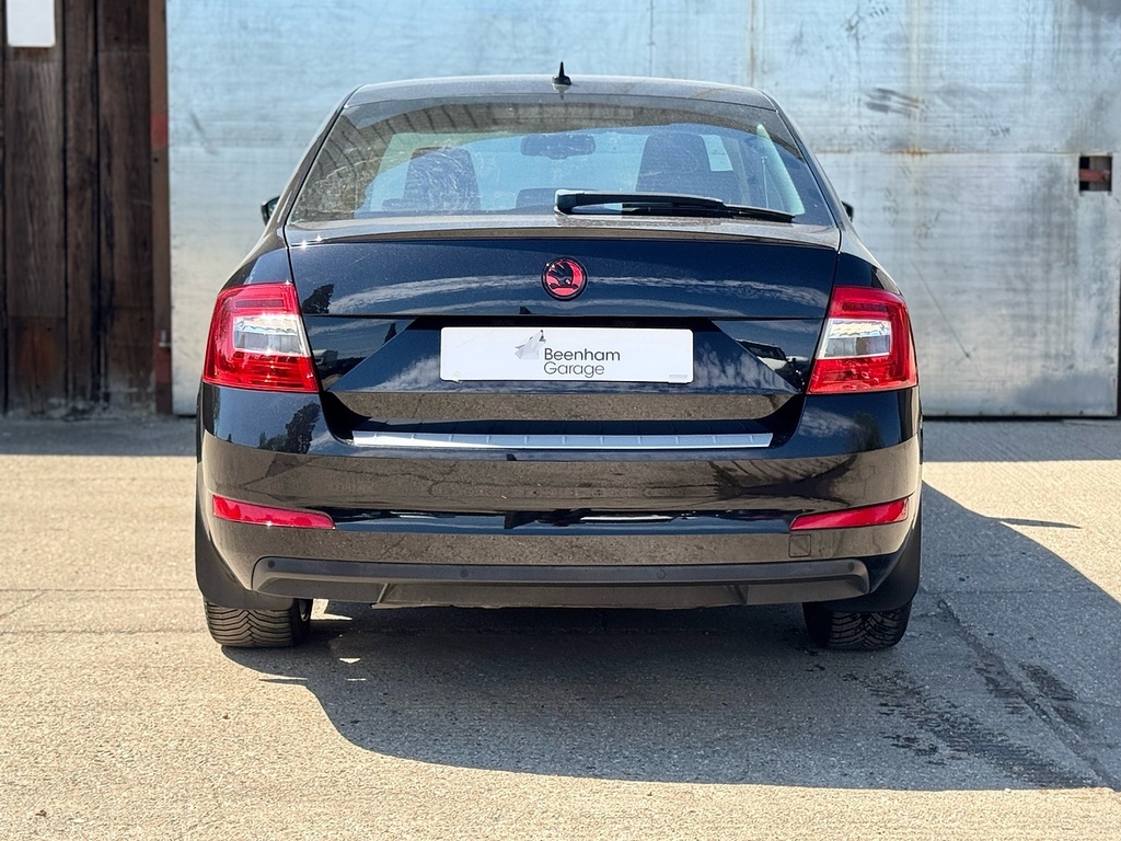 Skoda Octavia 2.0L Vrs Tsi 218 Bhp White #8