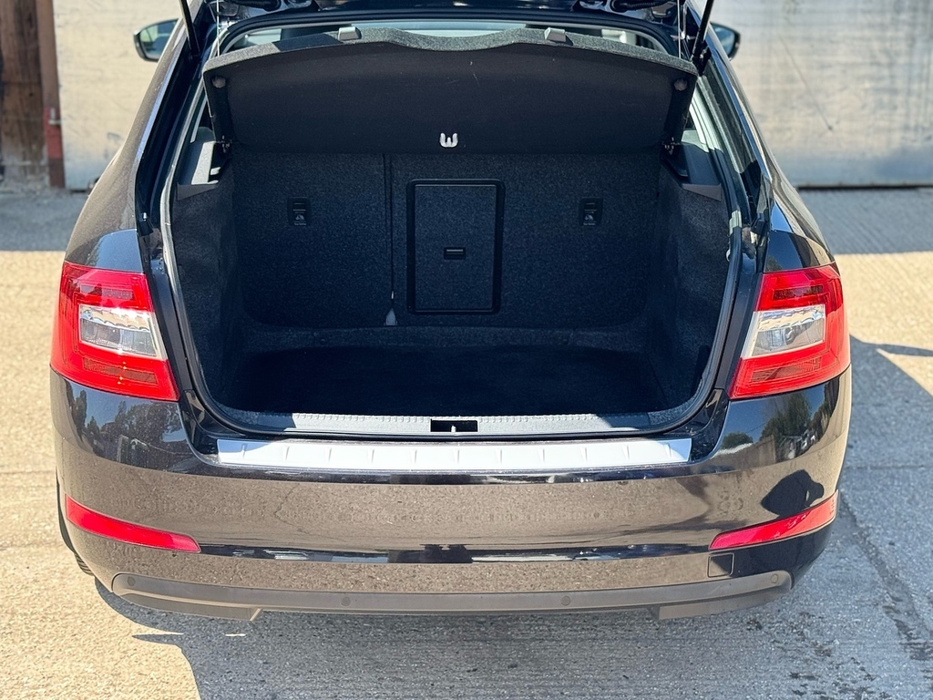 Skoda Octavia 2.0L Vrs Tsi 218 Bhp White #9