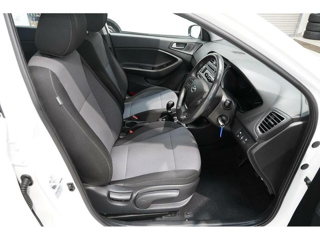 Hyundai I20 1.2 Mpi Premium Nav 83 Bhp White #8