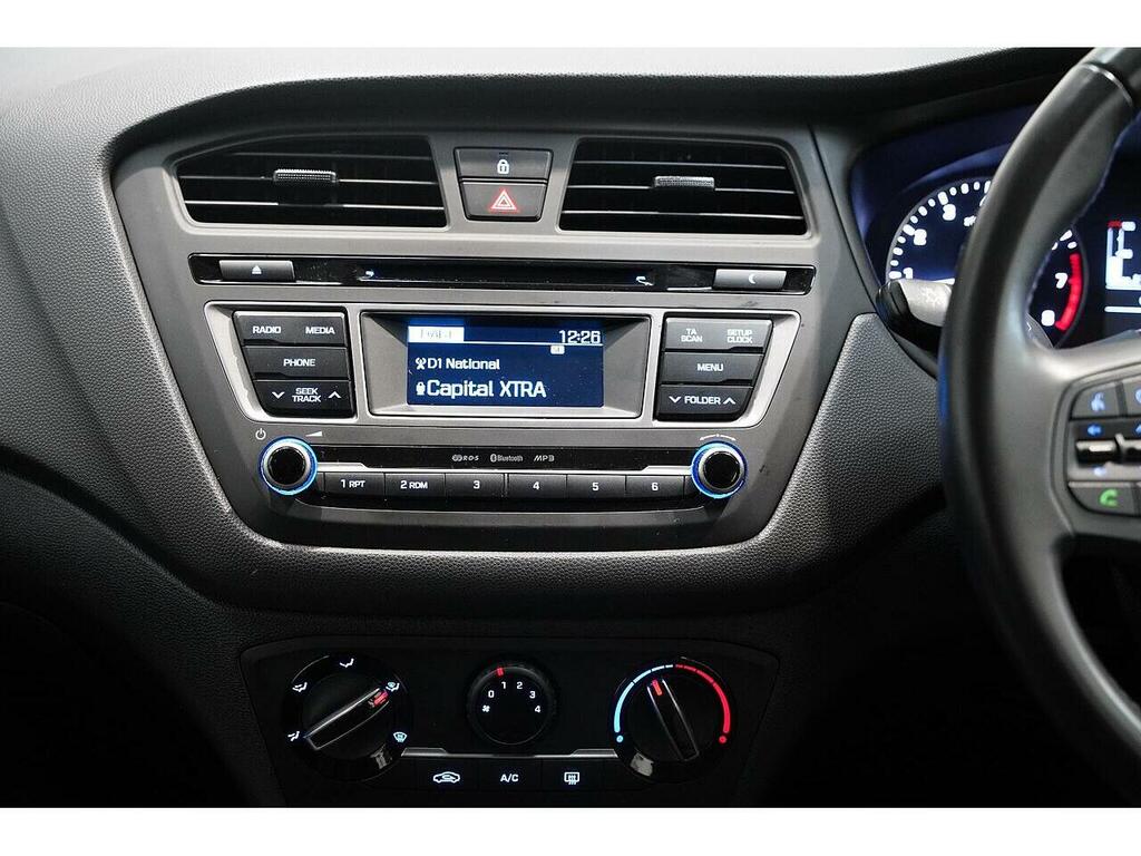 Hyundai I20 1.2 Mpi Premium Nav 83 Bhp White #19