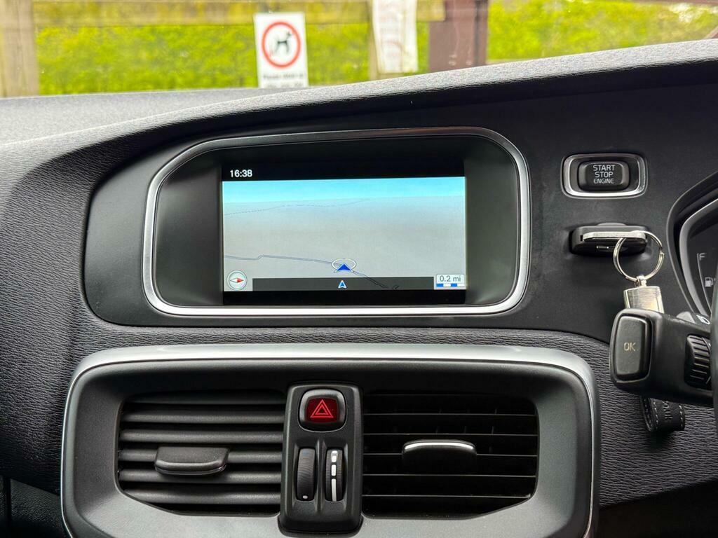 Volvo V40 Hatchback Black #35