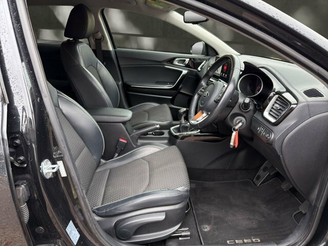 Kia Ceed 1.6 Crdi 3 Hatchback Euro 6 S S Black #2