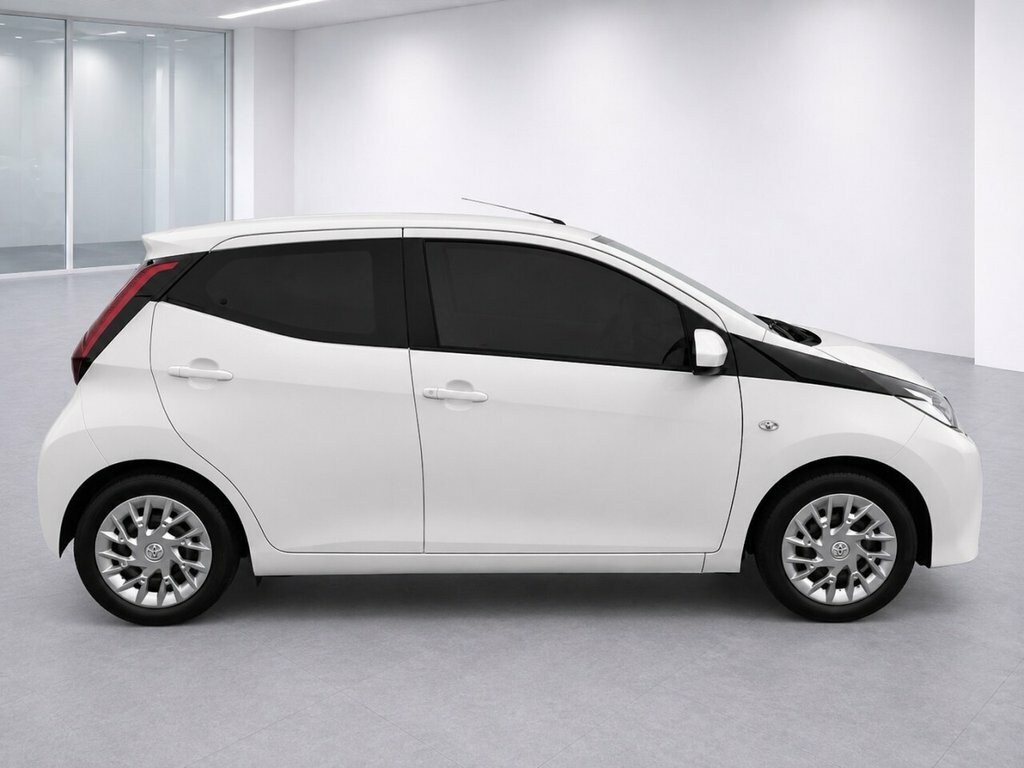 Toyota Aygo 1L X-play SK69FLE White #2