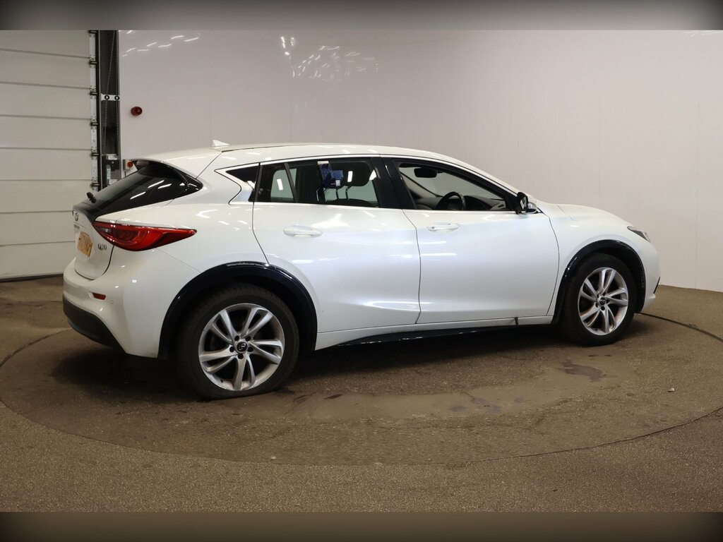 Infiniti Q30 Hatchback Black #5