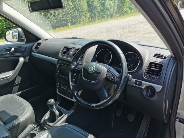 Skoda Yeti 2013 13 2.0 White #8