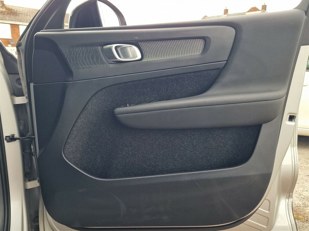 Volvo XC40 T4 Momentum Pro Blue #31