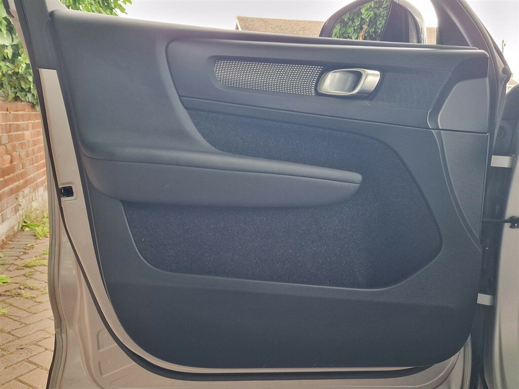 Volvo XC40 T4 Momentum Pro Blue #33