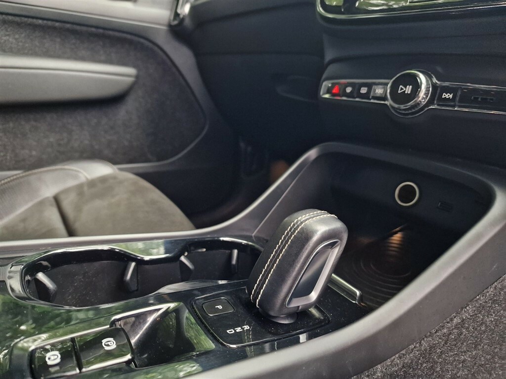 Volvo XC40 T4 Momentum Pro Blue #12