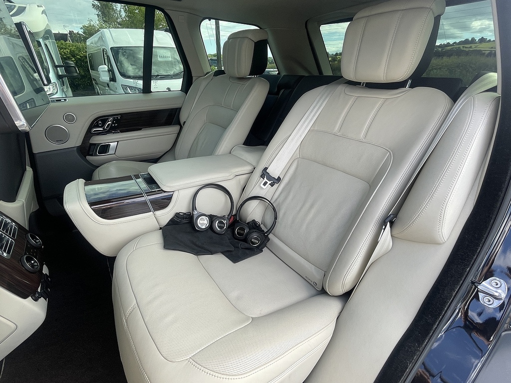 Land Rover Range Rover Vogue Black #37